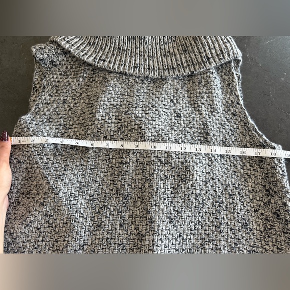 VINTAGE BEBE Black and White Turtleneck Sweater - Picture 2 of 4